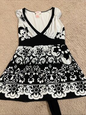 Candie's Black & White Scroll-Print V-Neck Empire Top